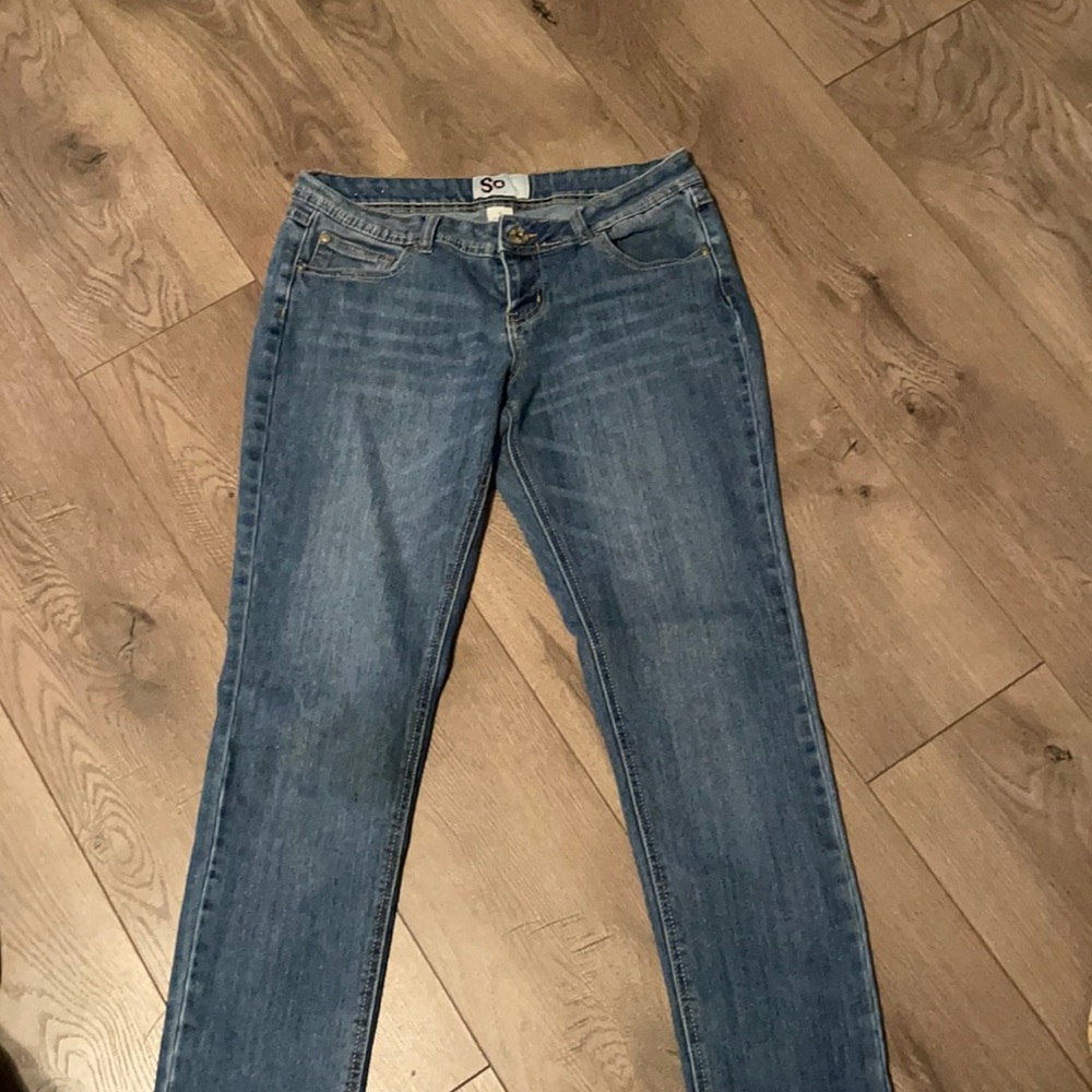 So size 9 jeans regular leg very comfortable and relax fit